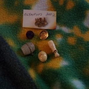 6 items-3 pins 3 pendants